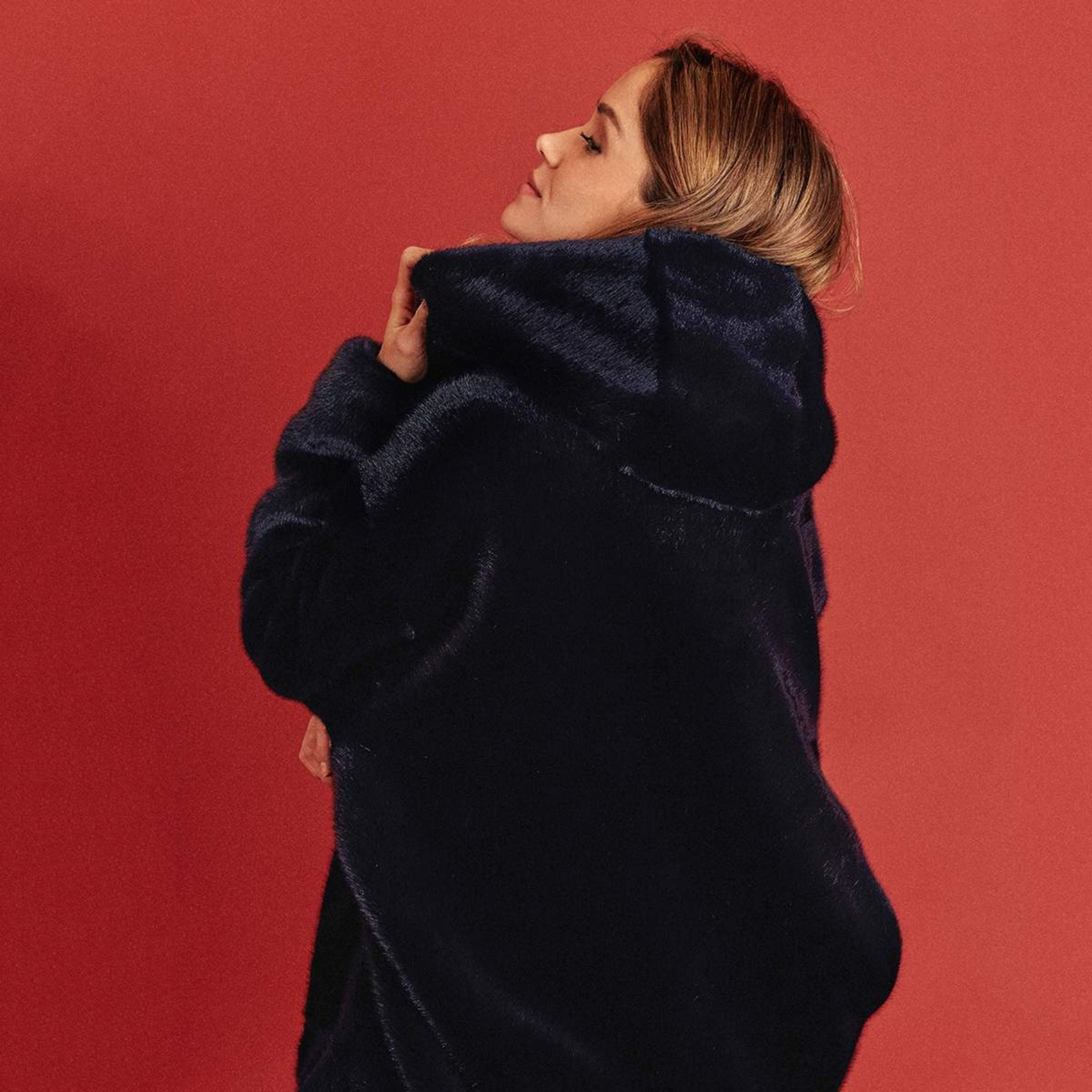 Manteau femme à la demande en fausse fourrure vegan bleu nuit, fabriqué à la main dans l’atelier parisien Ashoka Paris.