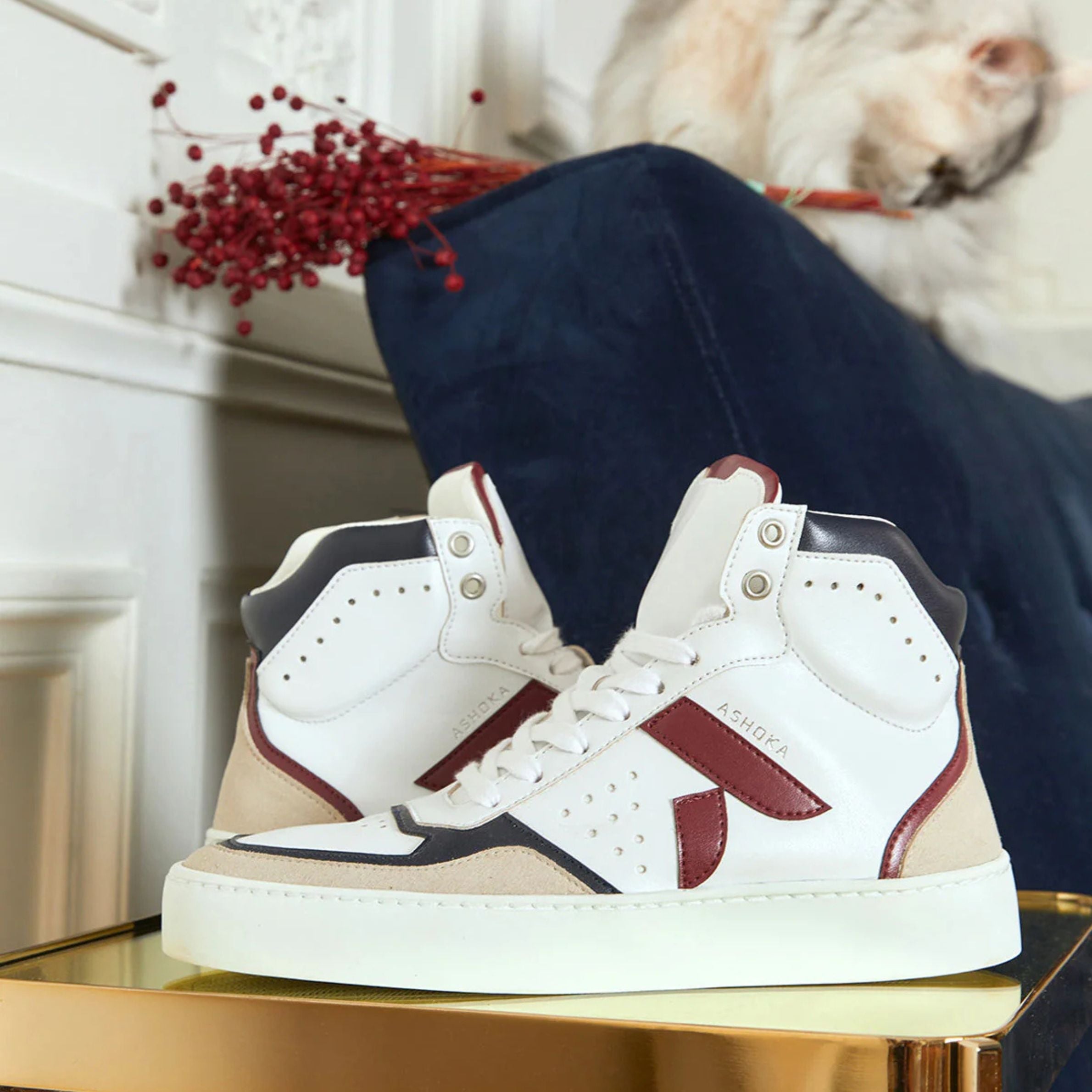 Sneakers Matéo Montante vegan Ashoka Paris en cuir végétal blanc et bordeaux, fabriquées au Portugal, représentant la collection chaussures montantes.