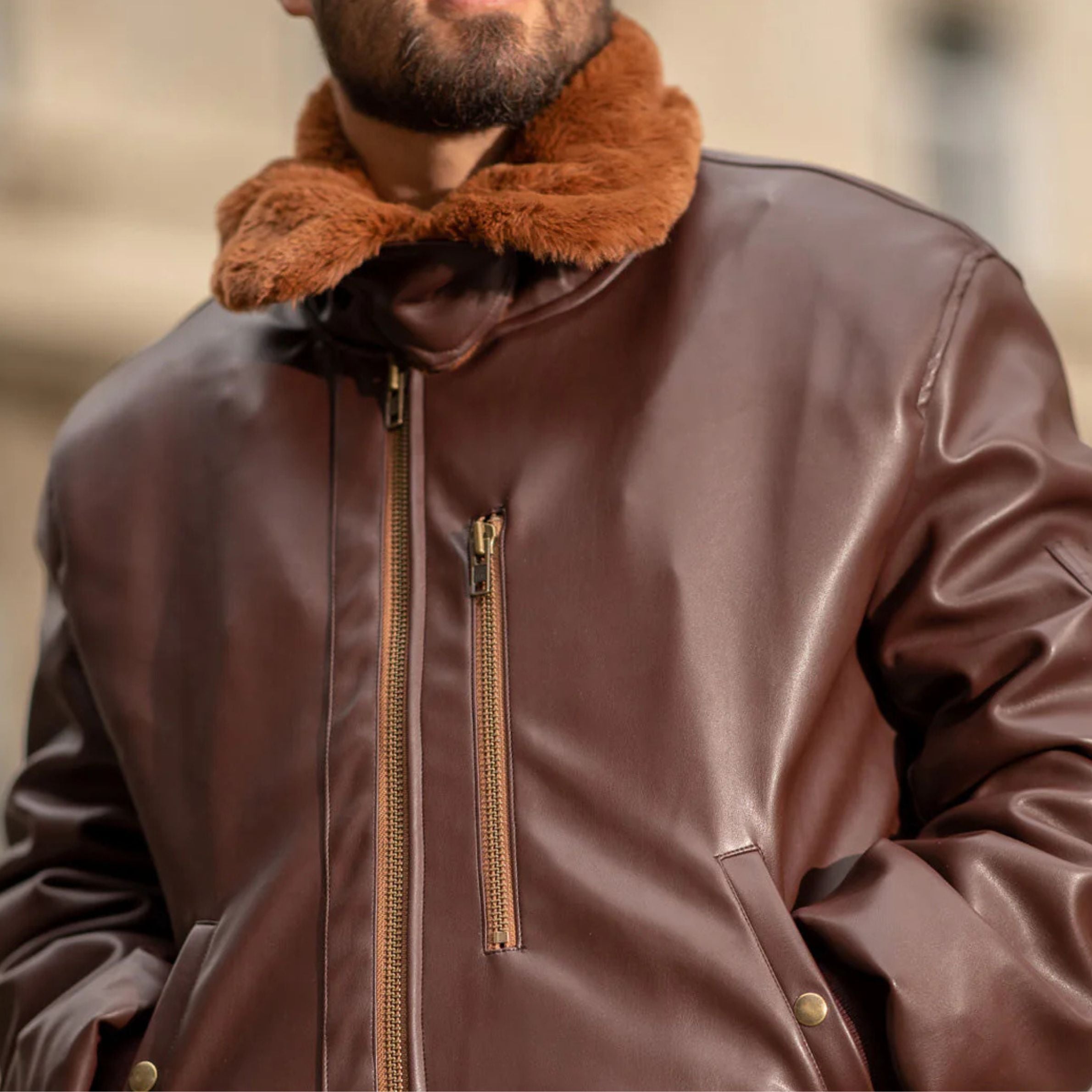 Blouson vegan homme en cuir végétal marron avec col en fausse fourrure, modèle Roland signé Ashoka Paris.