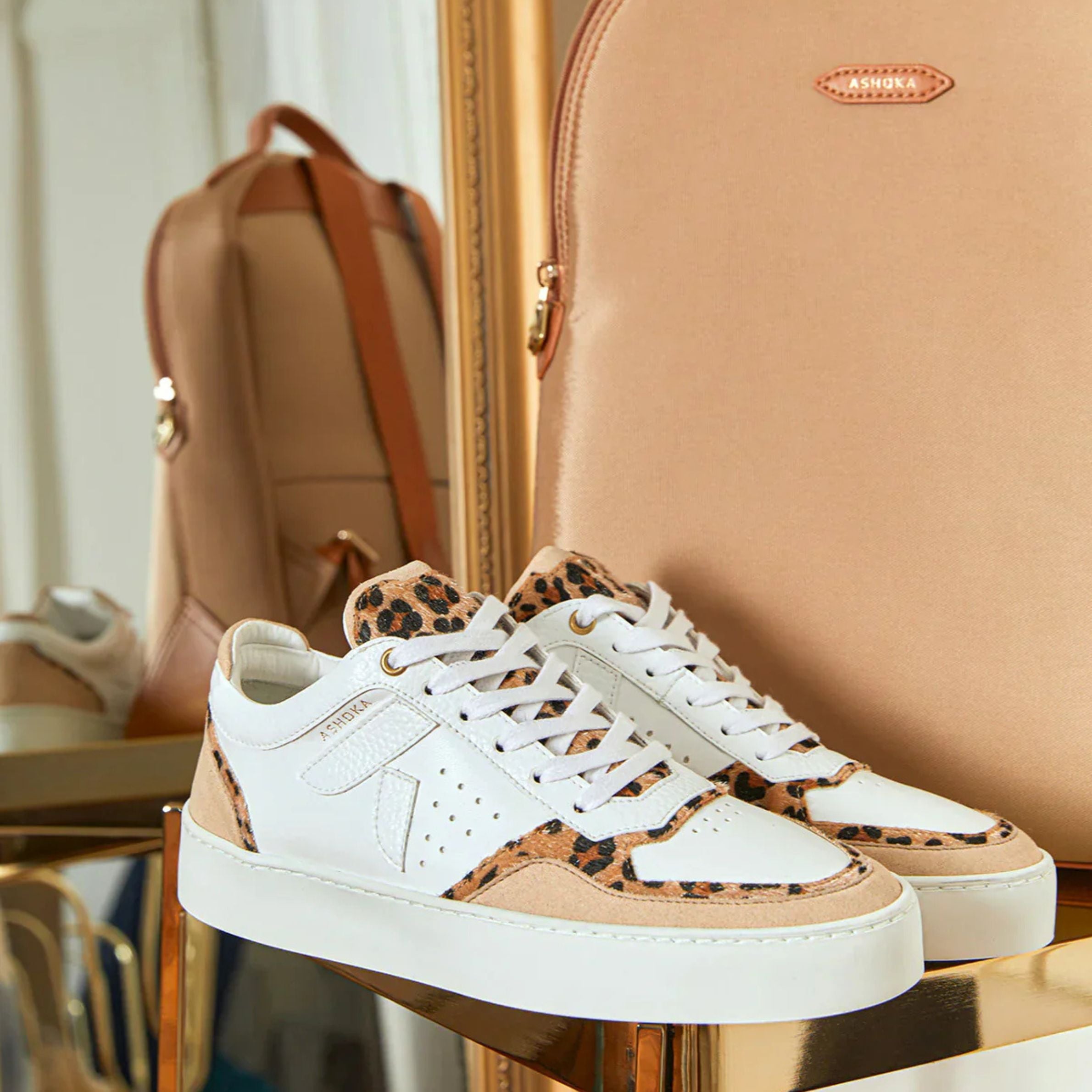 Sneakers Matéo Basse vegan Ashoka Paris en cuir végétal blanc et motifs léopard, fabriquées au Portugal, représentant la collection sneakers basses.