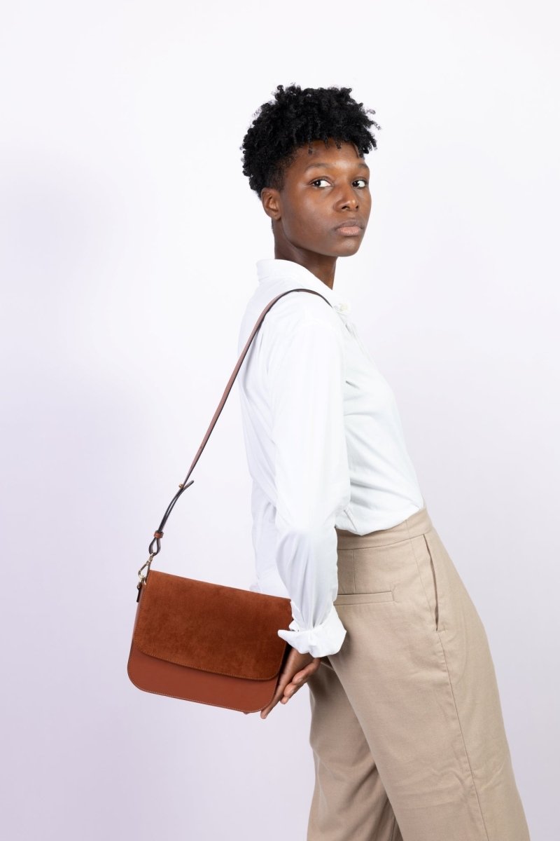 Sac à main vegan Brigitte Oxymore Camel porté à l’épaule – chic et éthique