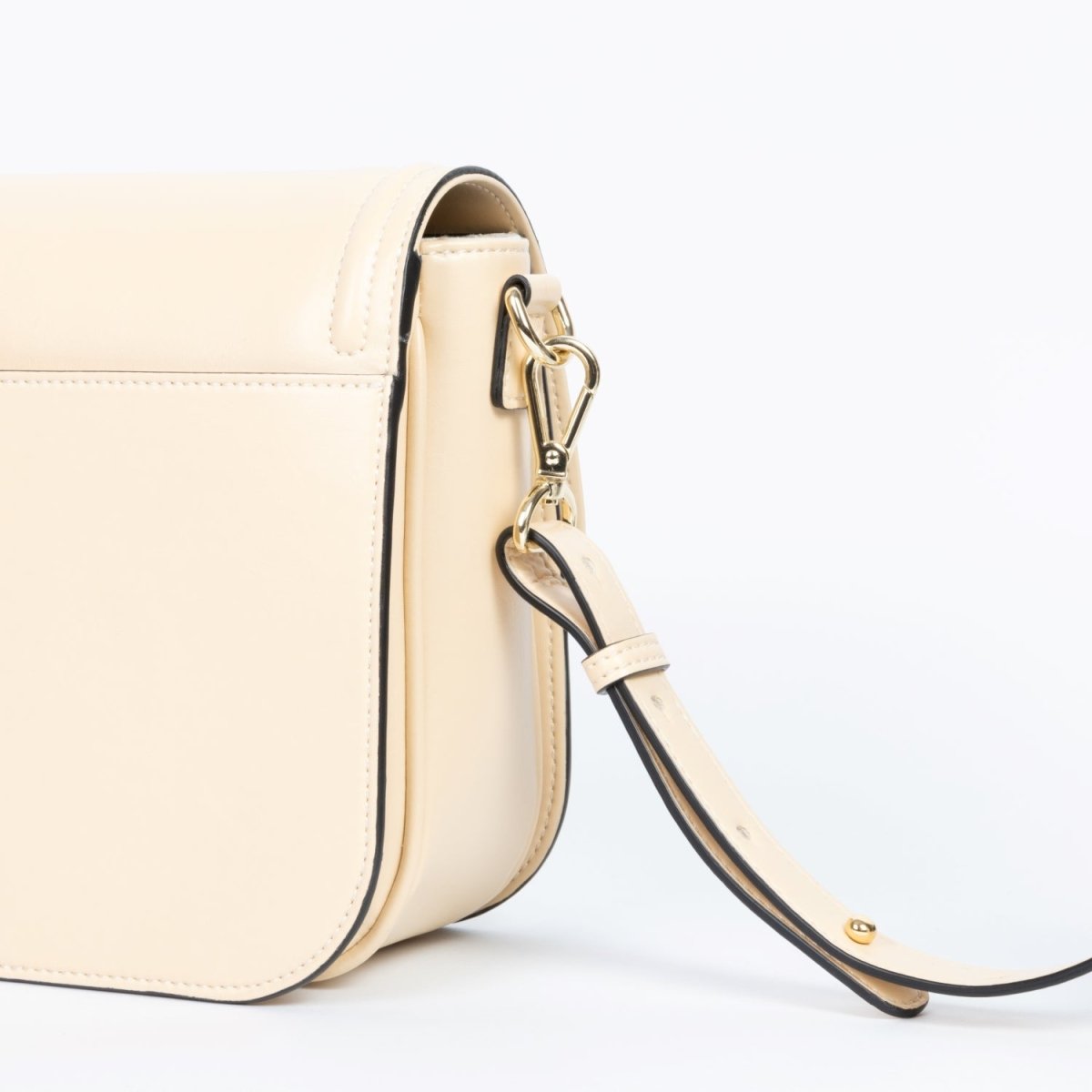 Sac Brigitte Ashoka Paris – Accessoire mode vegan et durable, rabat travaillé, design épuré, élégant et pratique pour le quotidien.