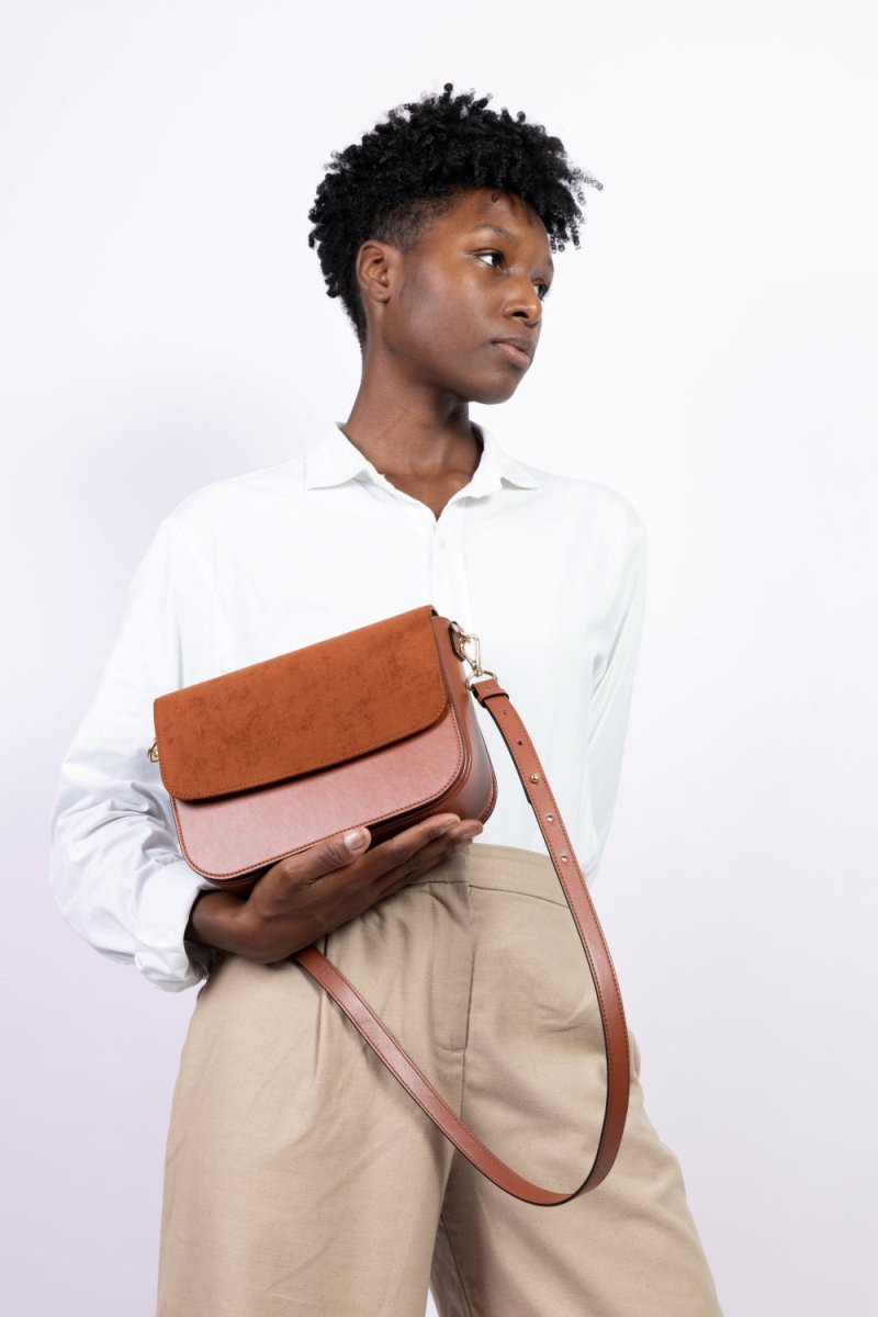 Sac vegan Brigitte Oxymore Camel porté à la main – mode durable