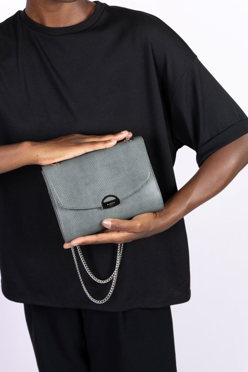 Sac vegan femme bleu-gris effet lézard porté à la main, modèle Mini Paname Ashoka Paris