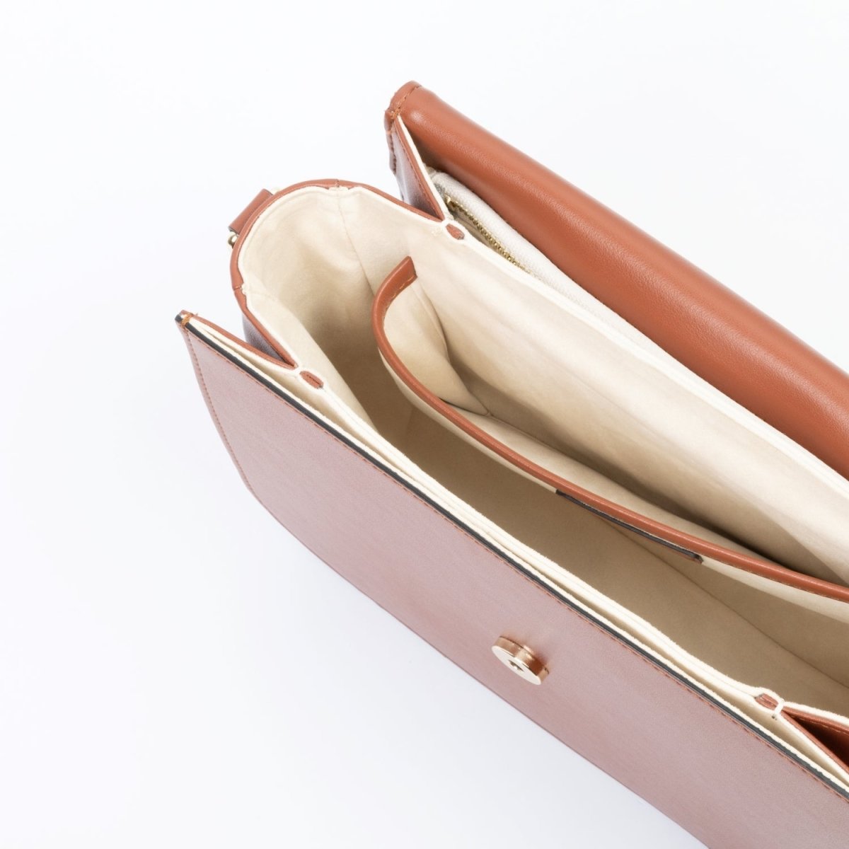 Sac à main vegan Brigitte camel pour femme - une création Ashoka Paris alliant élégance parisienne et éthique