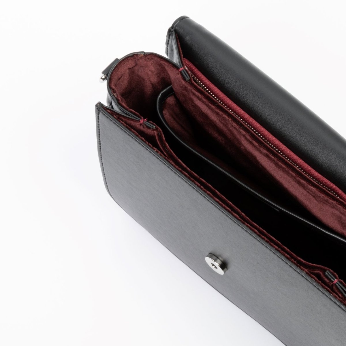 Sac vegan Brigitte Oxymore Noir – intérieur spacieux avec compartiments et doublure rouge