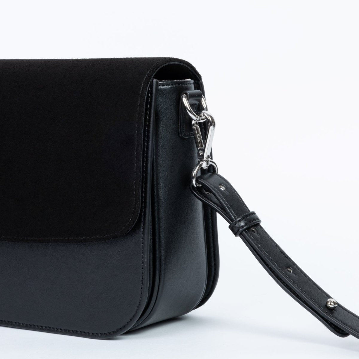Sac vegan Brigitte Oxymore Noir – détail couture et bandoulière amovible