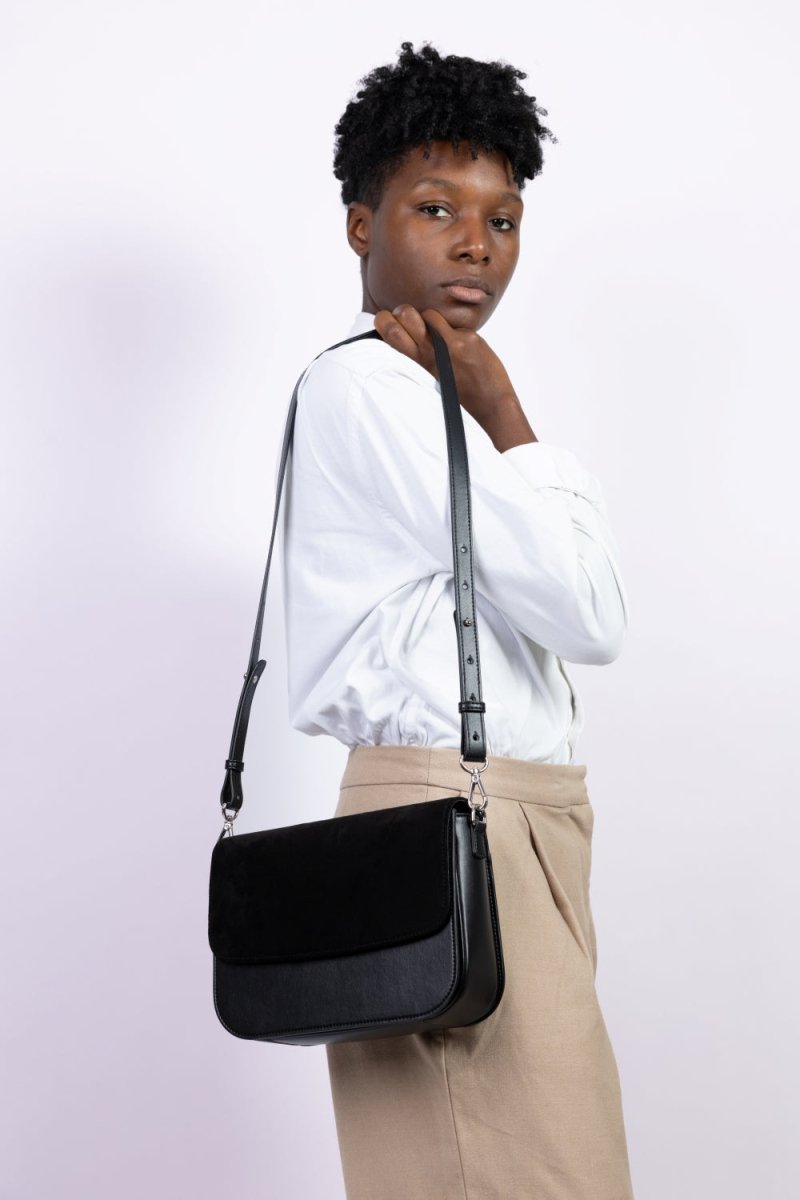 Sac à main vegan Brigitte Oxymore Noir porté à l’épaule – mode éthique et élégante