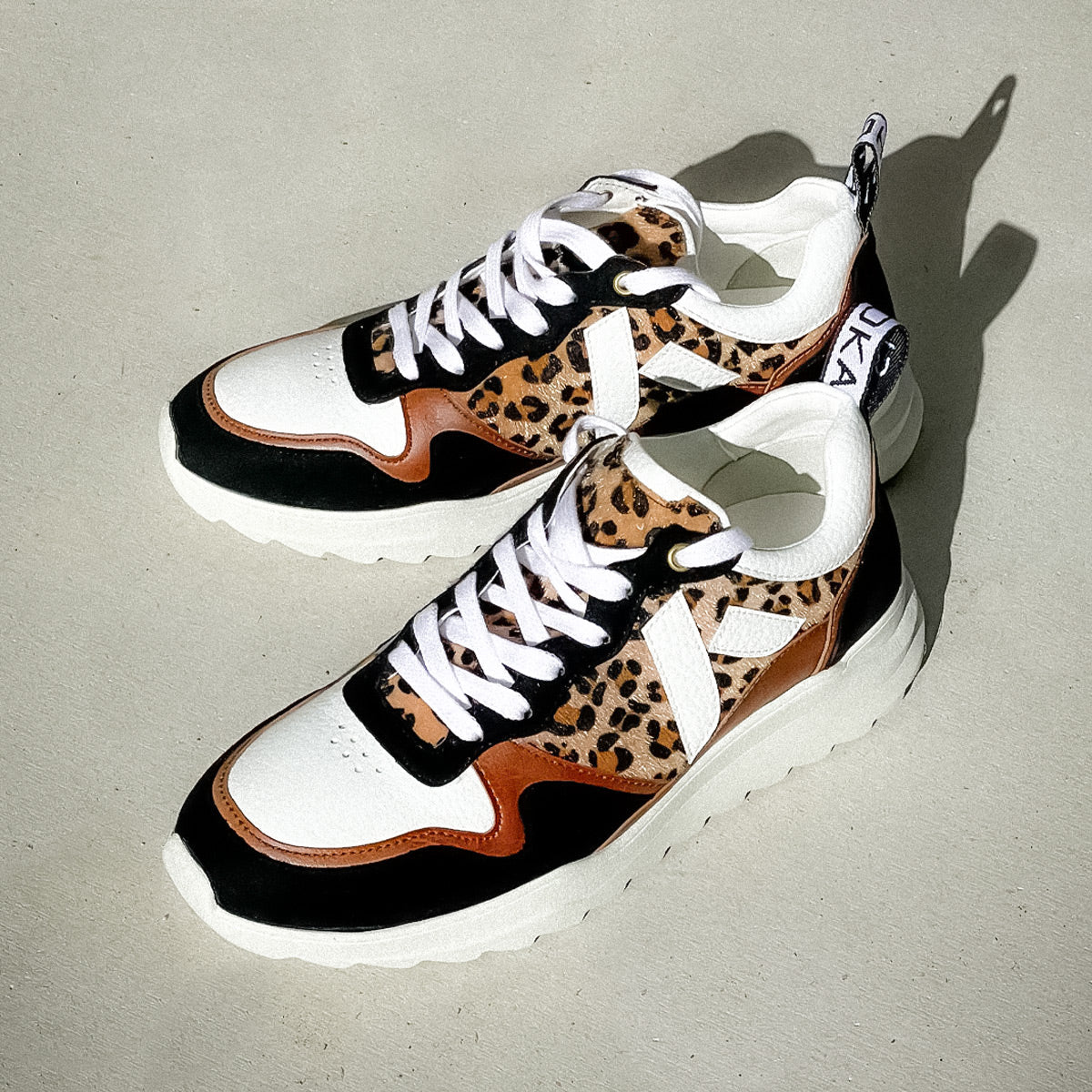Sneakers vegan Lewis Léopard – chaussures running éthiques vue à plat