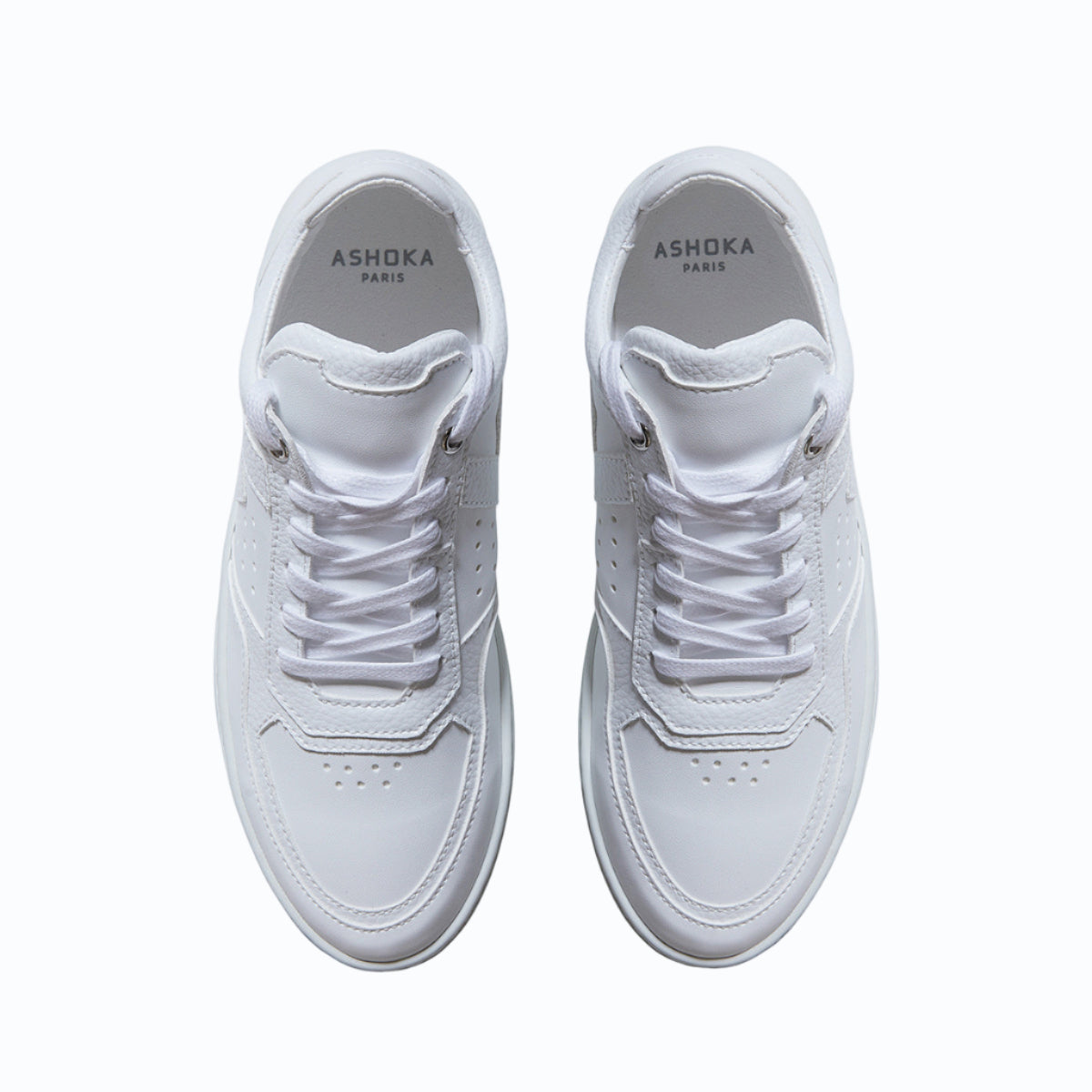 Sneakers vegan Matéo Basse Blanches – vue du dessus avec laçage ergonomique