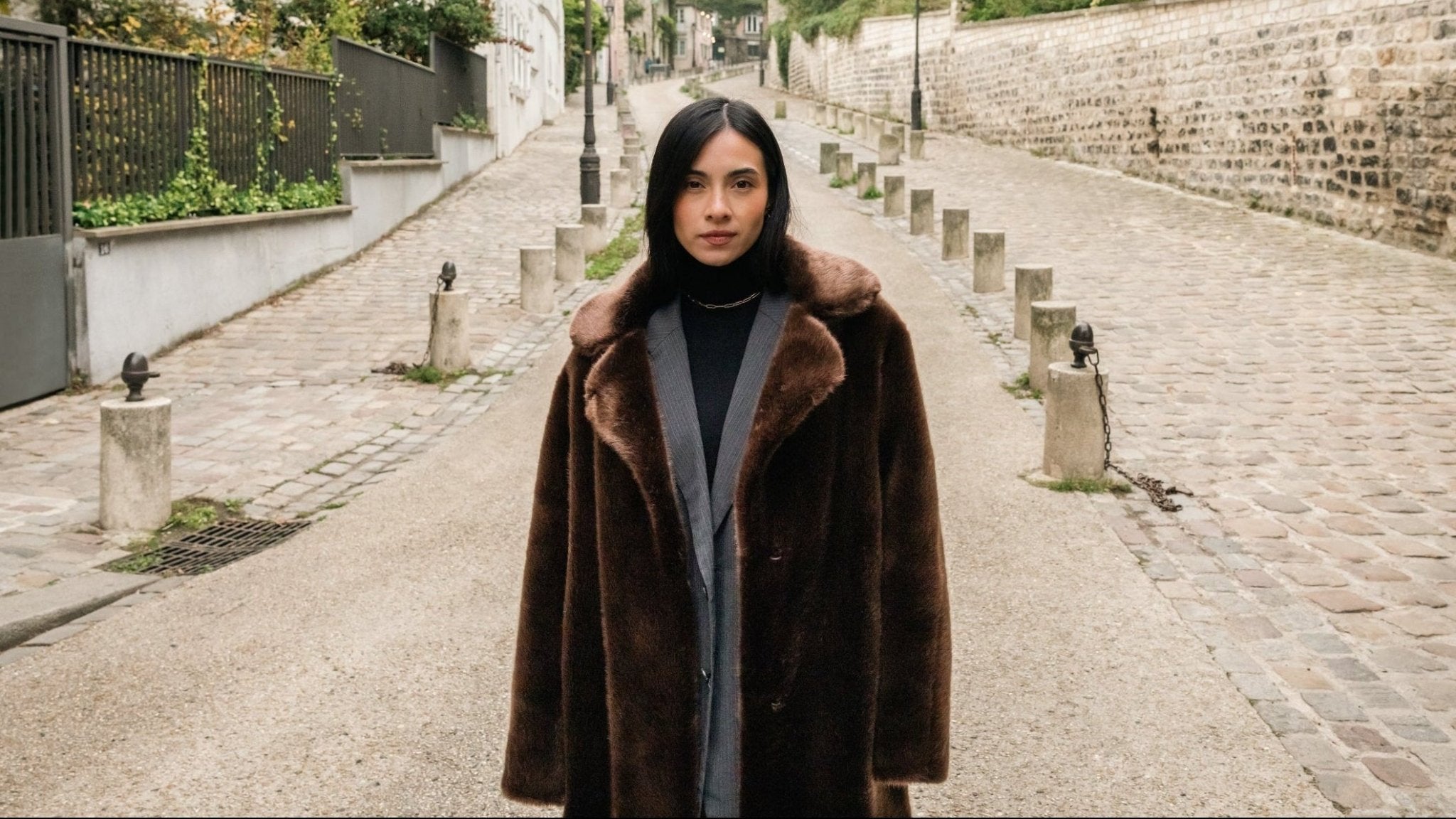 Manteau femme à la demande en fausse fourrure vegan bleu nuit, fabriqué à la main dans l’atelier parisien Ashoka Paris.