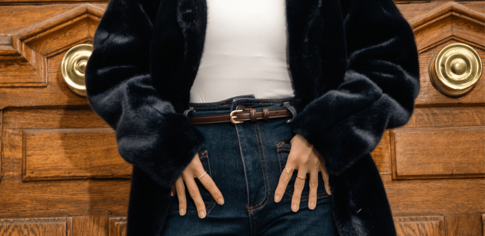 Ceinture vegan Ashoka Paris en cuir végétal bleu avec boucle dorée, photographie sur fond clair représentant la collection ceintures.