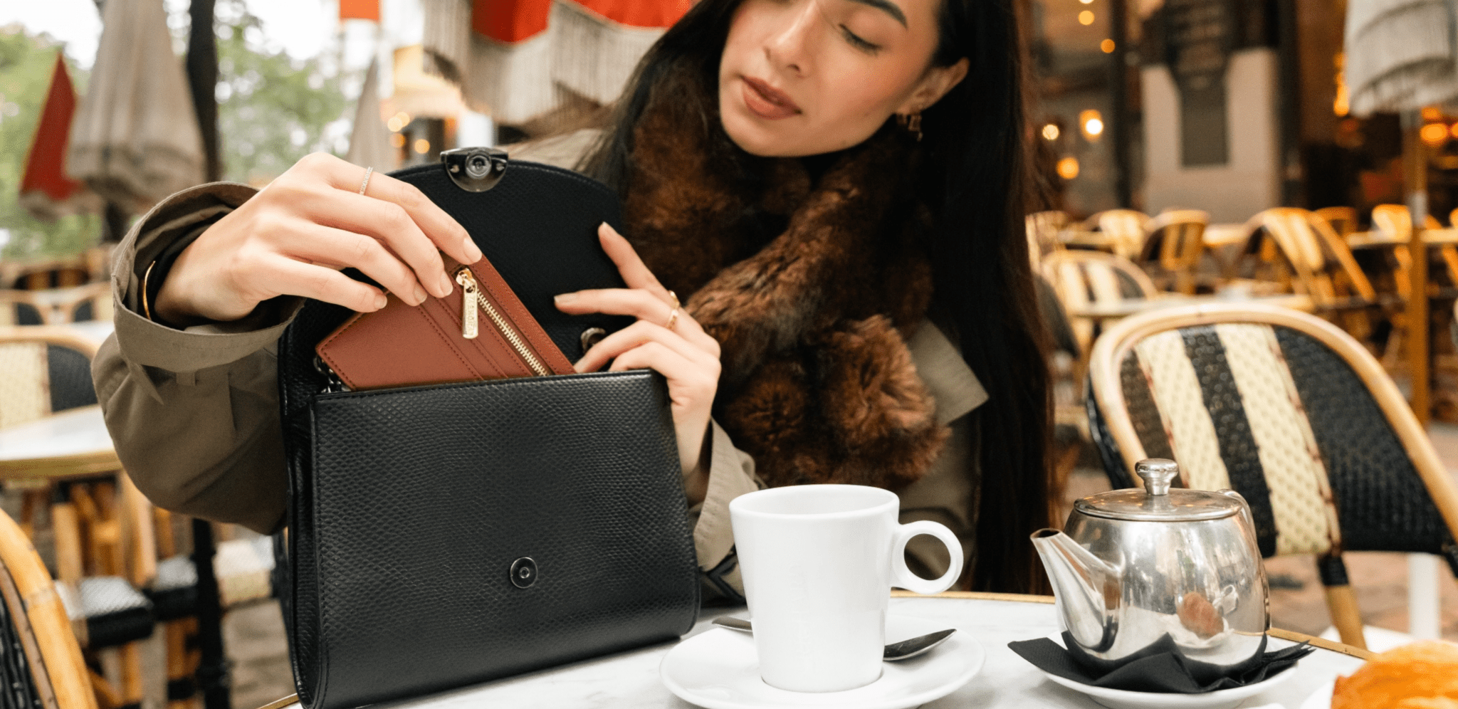 Porte-carte vegan Ashoka Paris en cuir végétal beige avec fermeture zippée, tenu à la main, représentant la collection porte-cartes.