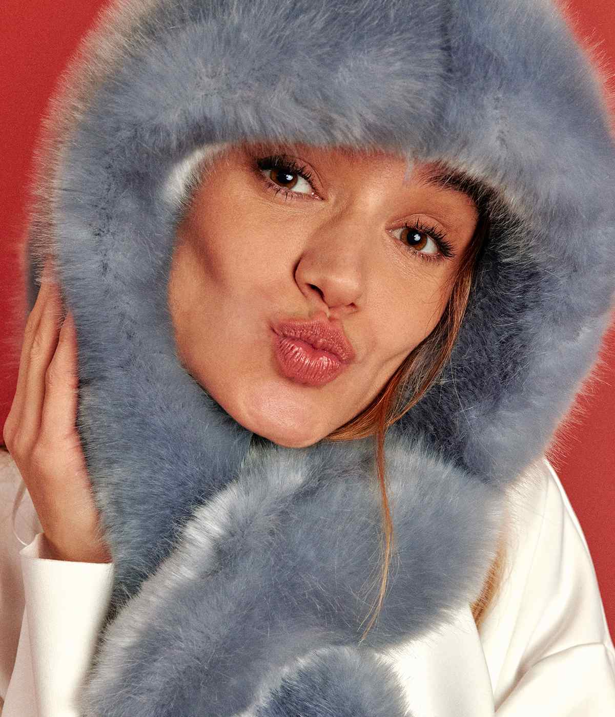 Echarpe Suzon bleue ciel portée par une mannequin style chic parisien, écharpe à capuche faite à la main à Paris