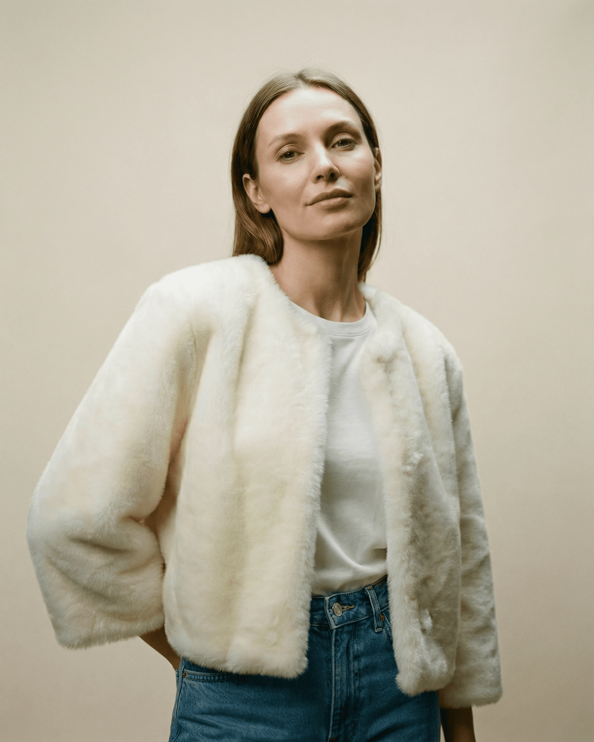 Veste courte Sophie blanche en fourrure vegan, portée