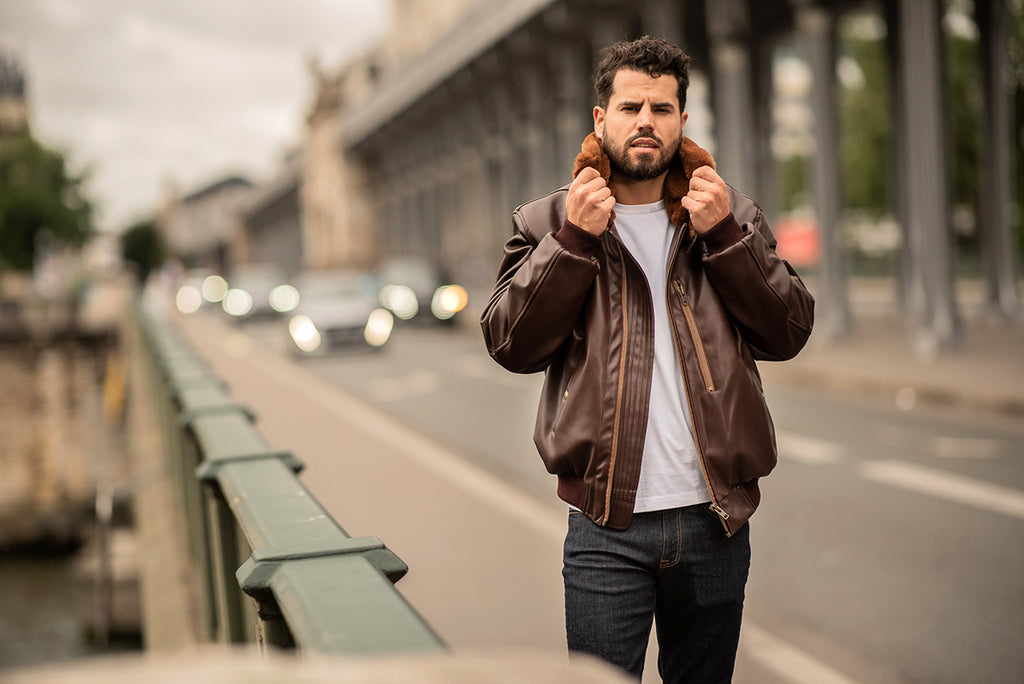 Blouson aviateur marron, vegan pour homme, Roland, sans cuir, intérieur doublé de fourrure synthétique made in France, fabriqué à Paris, matière italienne, écoresponsable, éthique, écologique, Peta approved et Animal free.