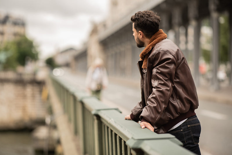 Blouson aviateur marron, vegan pour homme, Roland, sans cuir, intérieur doublé de fourrure synthétique made in France, fabriqué à Paris, matière italienne, écoresponsable, éthique, écologique, Peta approved et Animal free.