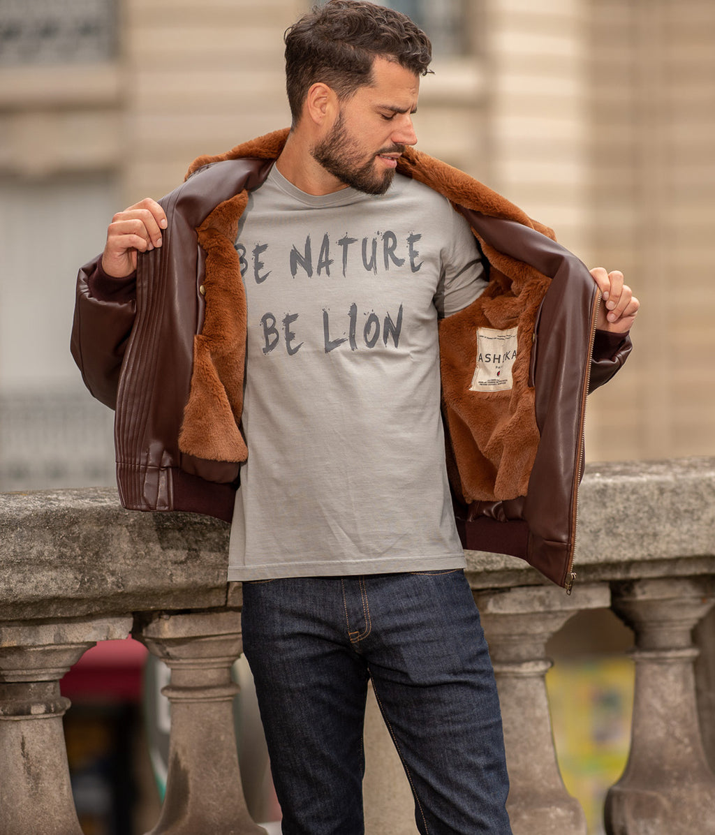 Blouson aviateur marron, vegan pour homme, Roland, sans cuir, intérieur doublé de fourrure synthétique made in France, fabriqué à Paris, matière italienne, écoresponsable, éthique, écologique, Peta approved et Animal free.