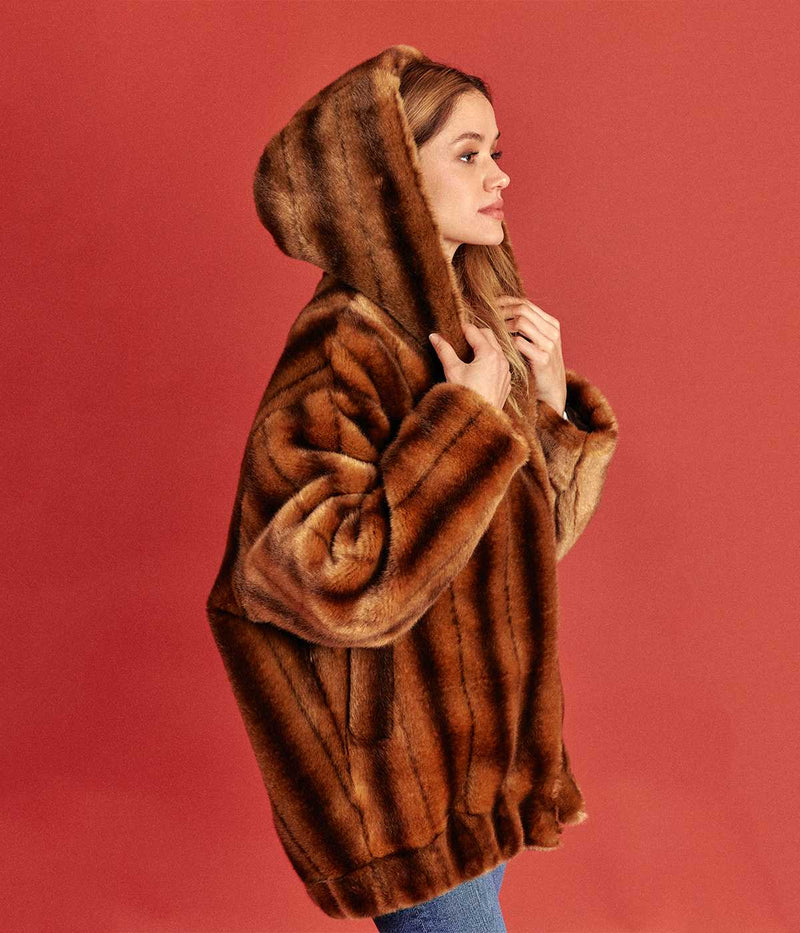 Manteau court à capuche en fourrure vegan vison Tabatha - Made in France 🇫🇷 - Éthique et écoresponsable