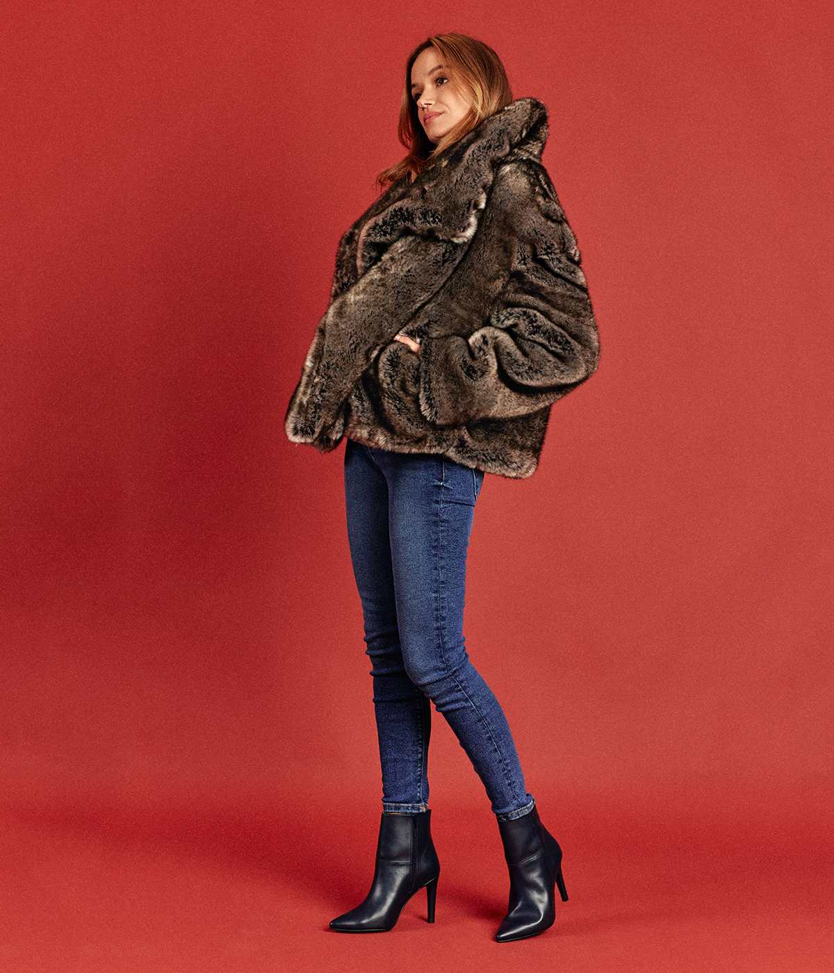 Manteau en fausse fourrure vegan Betty, court à grand col en renard argenté - Made in France 🇫🇷 - Éthique et écoresponsable