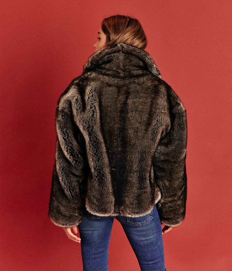 Manteau en fausse fourrure vegan Betty, court à grand col en renard argenté - Made in France 🇫🇷 - Éthique et écoresponsable