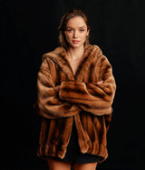 Manteau court à capuche en fourrure vegan vison Tabatha - Made in France 🇫🇷 - Éthique et écoresponsable
