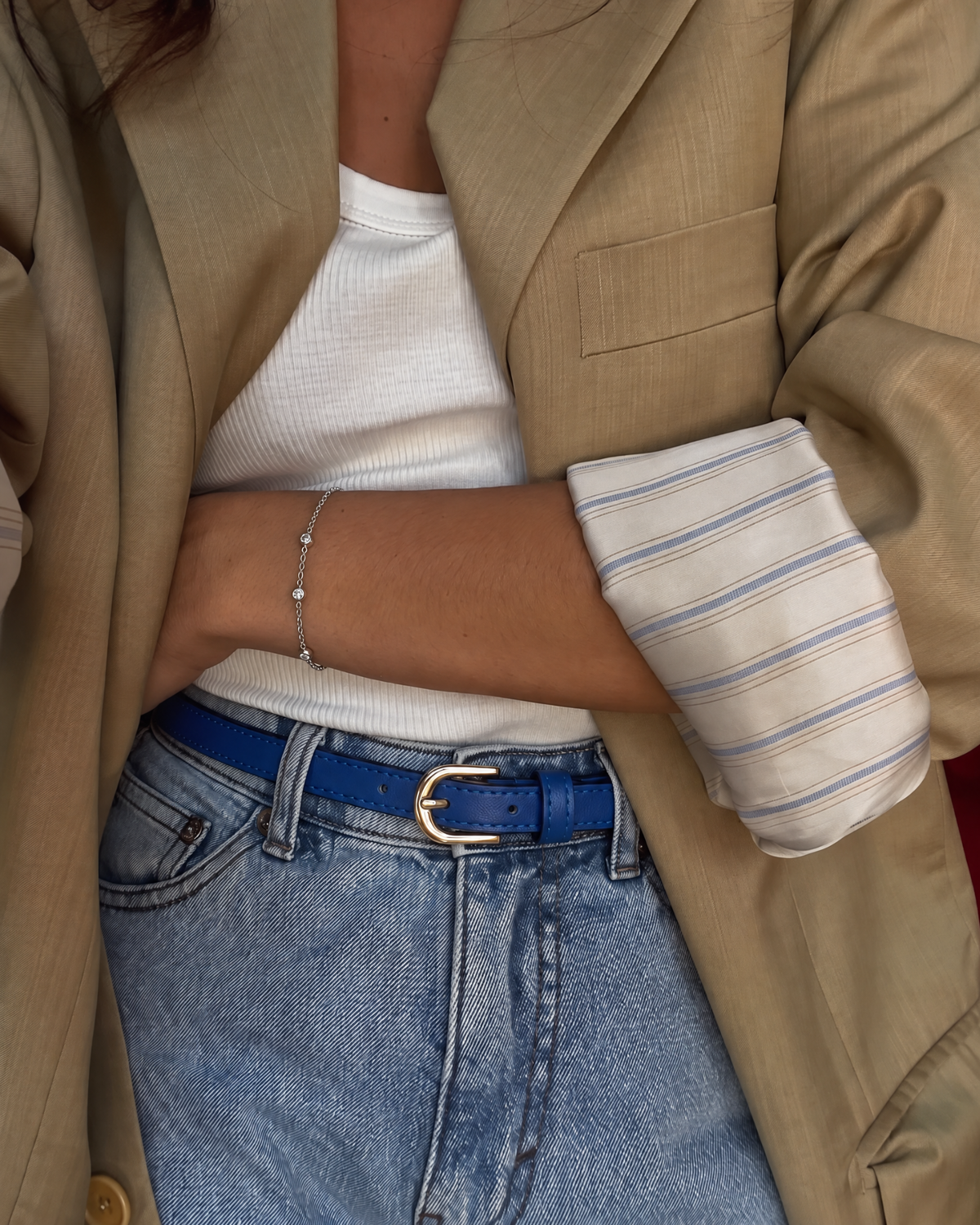 Ceinture femme vegan Uppeal™ bleu électrique, boucle à ardillon en laiton finition or clair