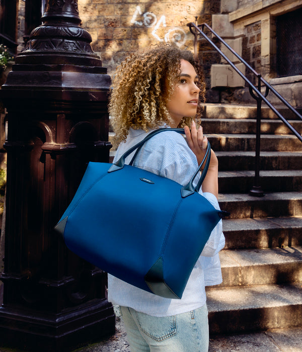 Sac vegan pour femme Apple Skin et Nylon recyclé bleu marine Journey Kromatik , sans cuir, éthique, écoresponsable, écologique, recyclé et sans cruauté