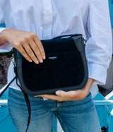 Sac à main Marilyn Apple Skin et simili daim noir face avant, sans cuir, éthique, écoresponsable, écologique, recyclé et sans cruauté.