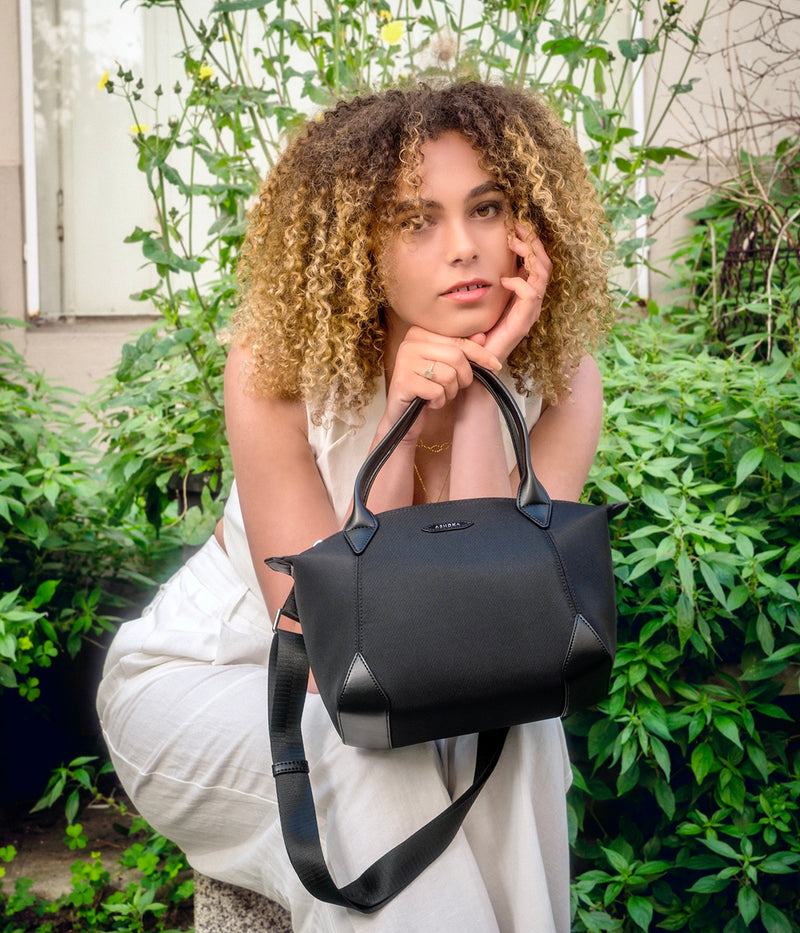 Sac à main vegan pour femme Pretty Apple Skin et Nylon recyclé noir sans cuir, éthique, écoresponsable, écologique, recyclé et sans cruauté