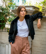 Blouson vegan pour femme, fabriqué en France. Confectionné en suédine de polyester recyclé de couleur noir, agrémenté de fausse fourrure, ce blouson est conçu à Paris. Explorez notre gamme de vêtements vegan, notamment nos manteaux écologiques et écoresponsables pour femme. Chaque pièce est fabriquée dans le respect de conditions éthiques, en utilisant des matières provenant d'Italie et respectueuses de l'environnement.