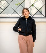 Blouson vegan pour femme, fabriqué en France. Confectionné en suédine de polyester recyclé de couleur noir, agrémenté de fausse fourrure, ce blouson est conçu à Paris. Explorez notre gamme de vêtements vegan, notamment nos manteaux écologiques et écoresponsables pour femme. Chaque pièce est fabriquée dans le respect de conditions éthiques, en utilisant des matières provenant d'Italie et respectueuses de l'environnement.