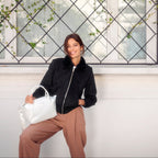 Blouson vegan pour femme, fabriqué en France. Confectionné en suédine de polyester recyclé de couleur noir, agrémenté de fausse fourrure, ce blouson est conçu à Paris. Explorez notre gamme de vêtements vegan, notamment nos manteaux écologiques et écoresponsables pour femme. Chaque pièce est fabriquée dans le respect de conditions éthiques, en utilisant des matières provenant d'Italie et respectueuses de l'environnement.