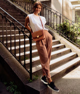 Sac Marilyn Apple Skin et simili daim camel face avant, sans cuir, éthique, écoresponsable, écologique, recyclé et sans cruauté.