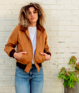 Blouson vegan pour femme similidaim - suédine camel et fausse fourrure. Fabriqué en France à partir de polyester recyclé, le blouson zippé Vickie, made in France est fabriqué à Paris. C’est un blouson écoresponsable, éthique, écologique, Peta approved et Animal free.