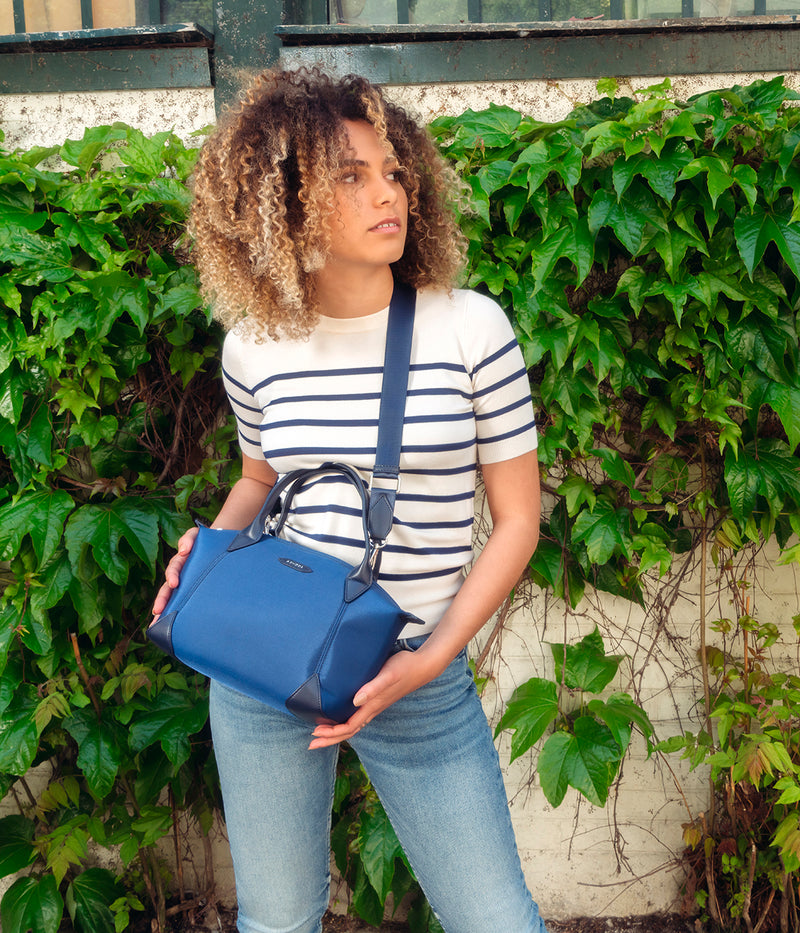 Sac à main vegan pour femme Pretty Apple Skin et Nylon recyclé bleu marine, sans cuir, éthique, écoresponsable, écologique, recyclé et sans cruauté
