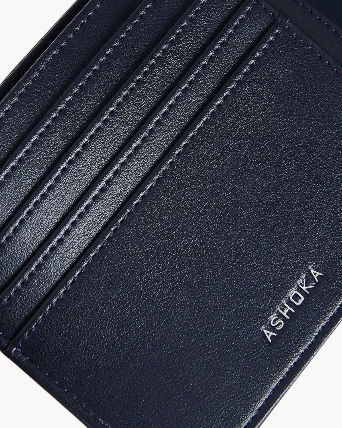 Portefeuille homme Ashoka Paris en Uppeal™ bleu marine, vue rapprochée sur la finition