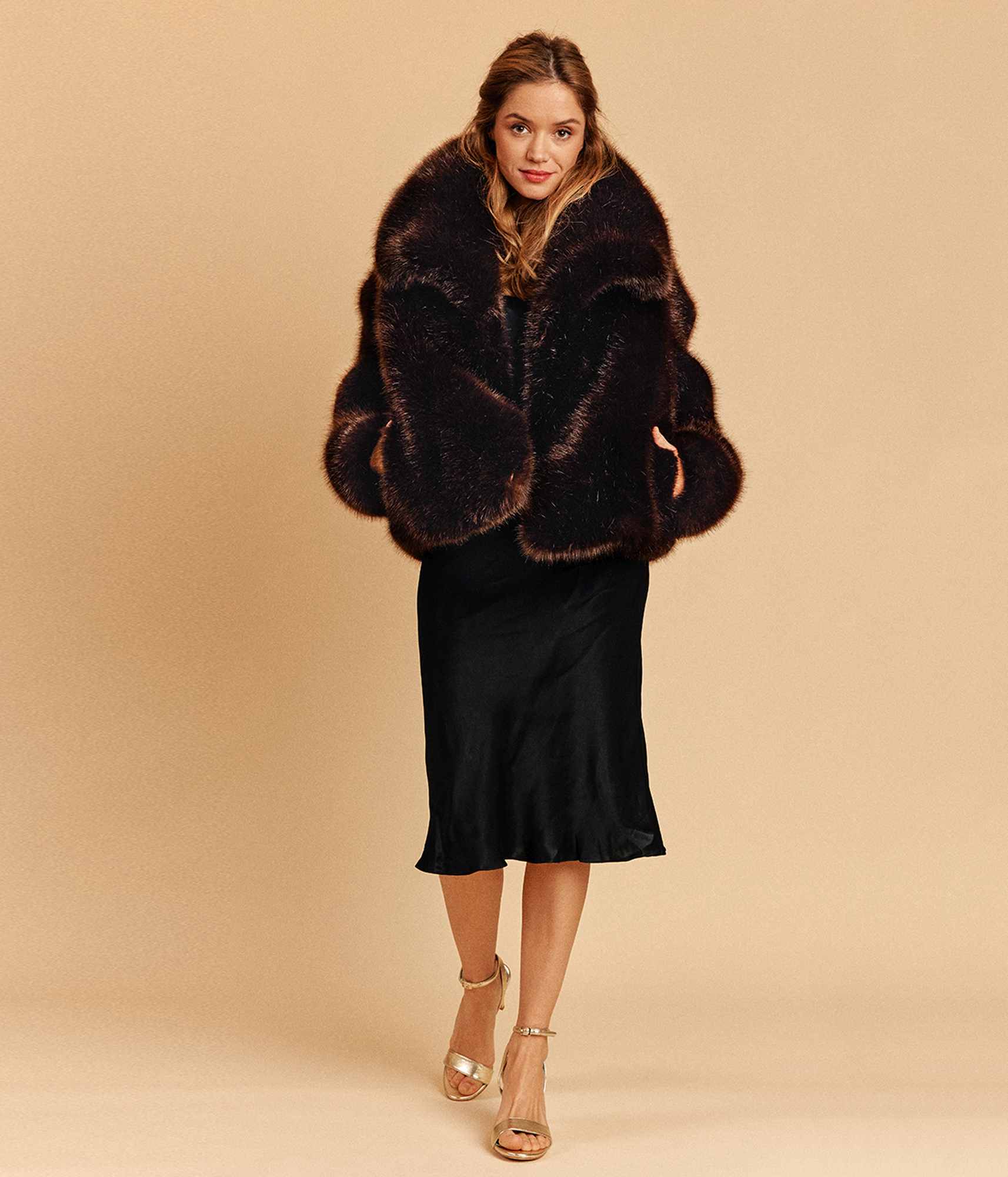 Manteau court à grand col en fausse fourrure vegan Betty chocolat - Made in France 🇫🇷 - Éthique et écoresponsable