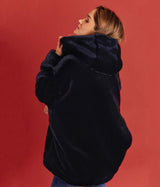 Manteau court à capuche en fourrure vegan bleu nuit Tabatha - Made in France 🇫🇷 - Éthique et écoresponsable