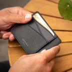 Grand porte-carte Mylo™️ bleu en mycélium, structure souterraine des champignons - éthique, écoresponsable, écologique, durable et sans cruauté