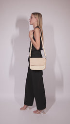 Sac vegan femme Brigitte Oxymore Bambou Sable porté à l’épaule – élégance parisienne