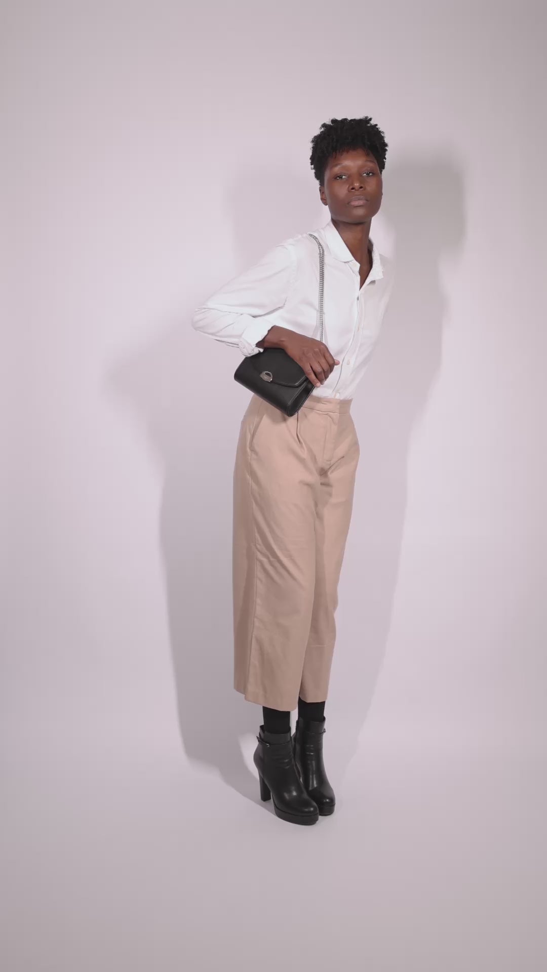 Sac vegan femme noir effet cuir, Mini Paname Ashoka Paris porté avec élégance
