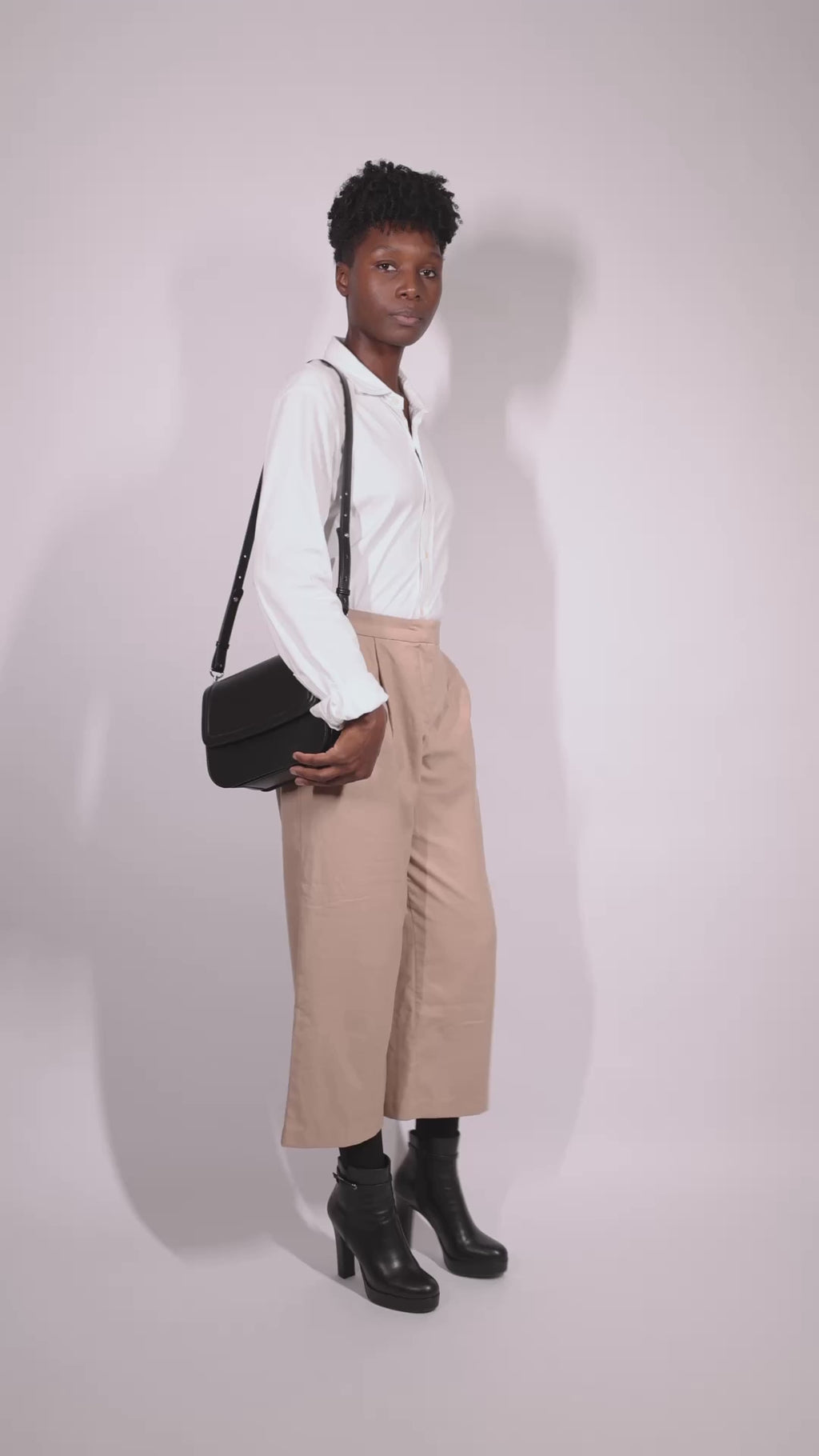 Sac vegan Brigitte noir porté – en cuir de pomme