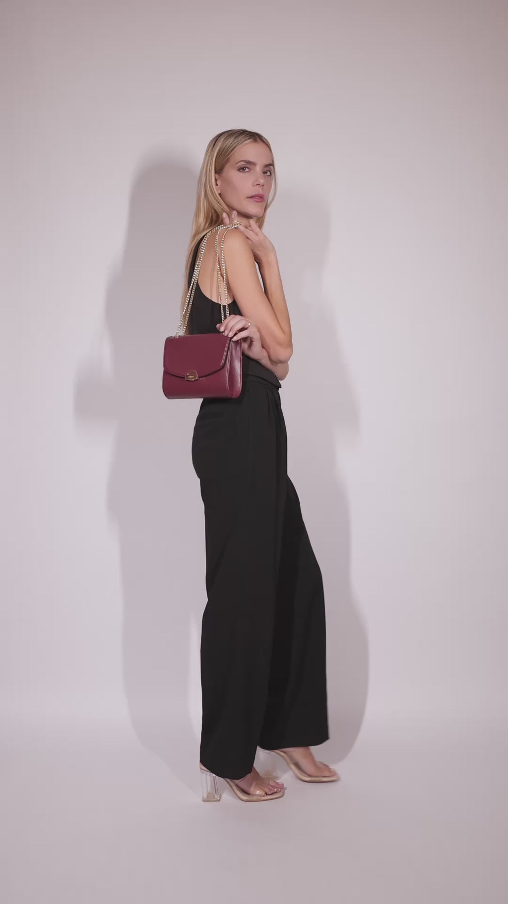 Sac vegan Mini Paname Bordeaux porté – sac éthique et tendance en cuir vegan Ashoka Paris