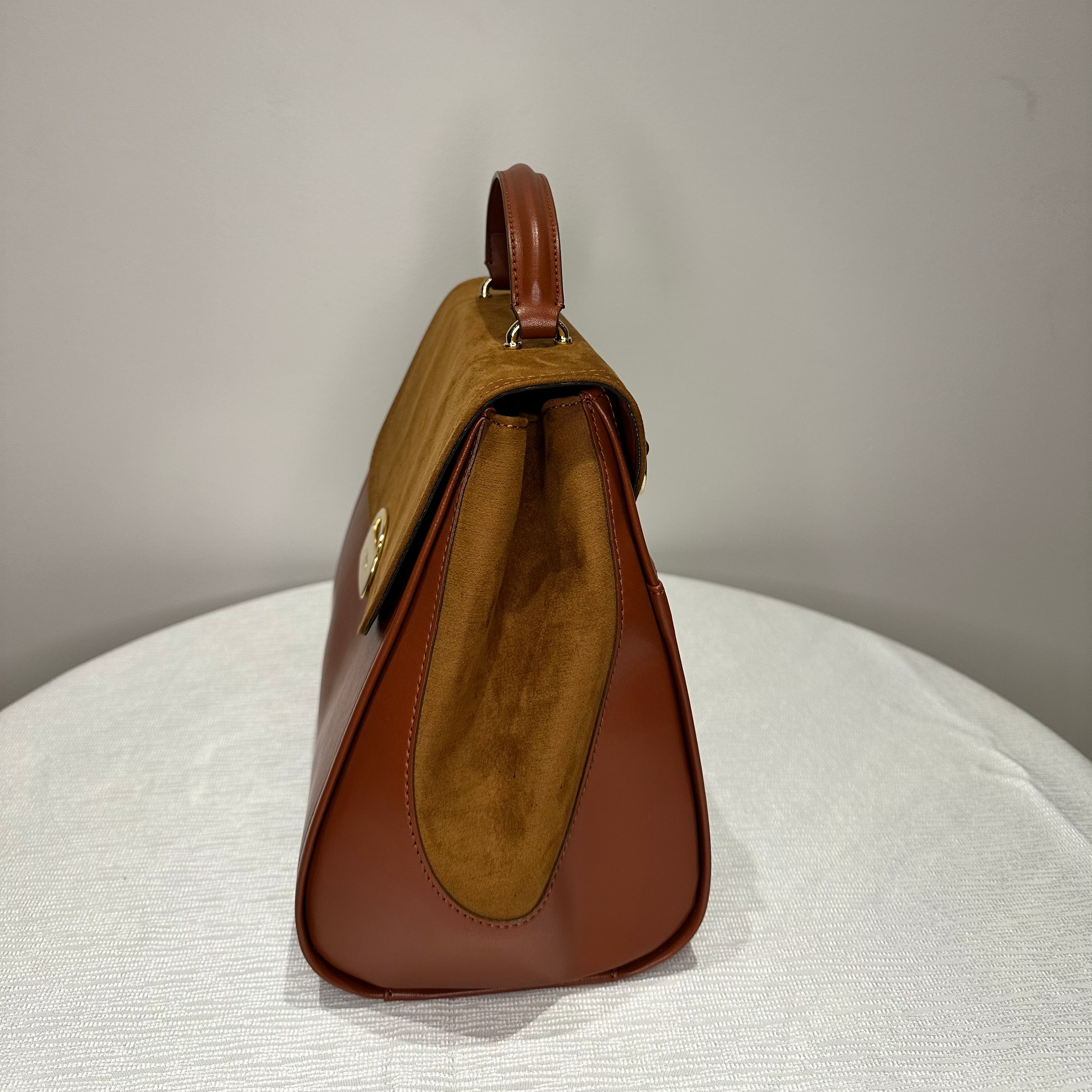 Sac à main Paname Taupe, disponible en Belles Affaires car léger défaut sur le côté