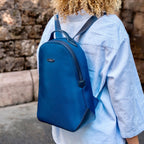 Sac à dos vegan pour femme et homme Lively Uppeal et nylon recyclé bleu marine sans cuir, éthique, écoresponsable, écologique, recyclé et sans cruauté