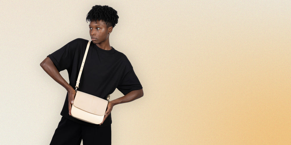 Sac Brigitte Oxymore Bambou Sable, modèle bi-matière à rabat, lignes épurées et textures travaillées, style chic et intemporel.