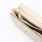 Sac Brigitte Ashoka Paris – Cuir vegan Uppeal™, design chic parisien, lignes épurées, rabat travaillé façon sellerie, élégant et durable.