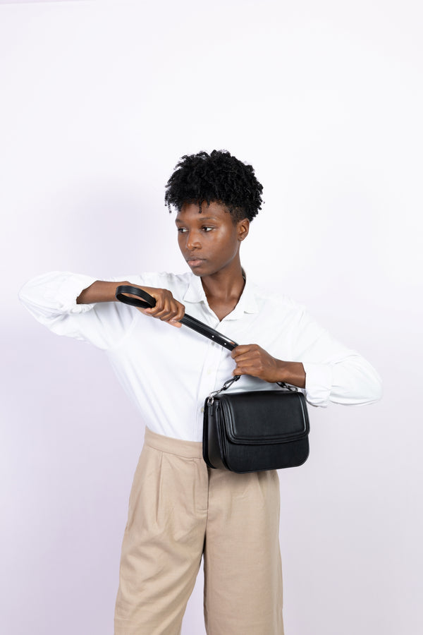 Brigitte Couture noir - sac vegan pratique au quotidien - peut se porter à l’épaule ou en bandoulière