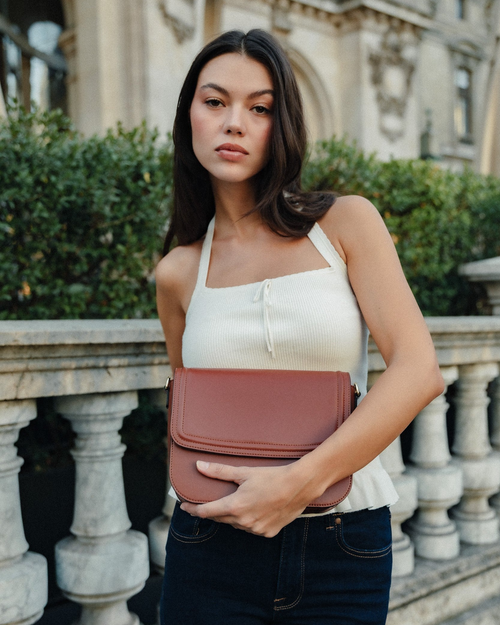 Femme avec le sac Brigitte Couture Camel en Uppeal™ 